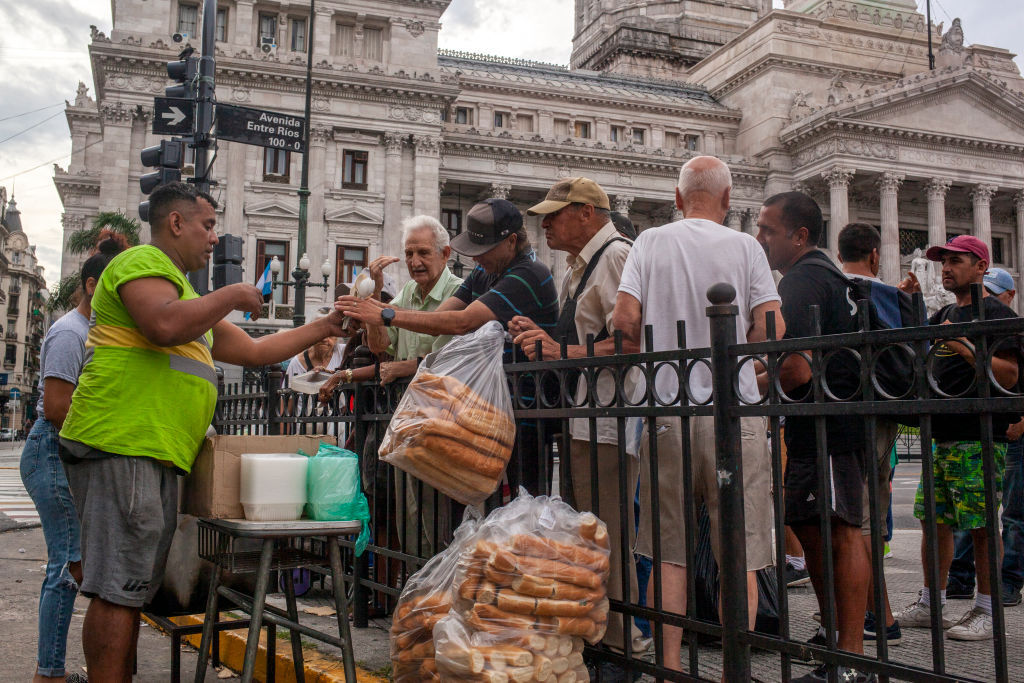 جمعيات توزع الطعام على الفقراء والعاطلين عن العمل في الأرجنتين.