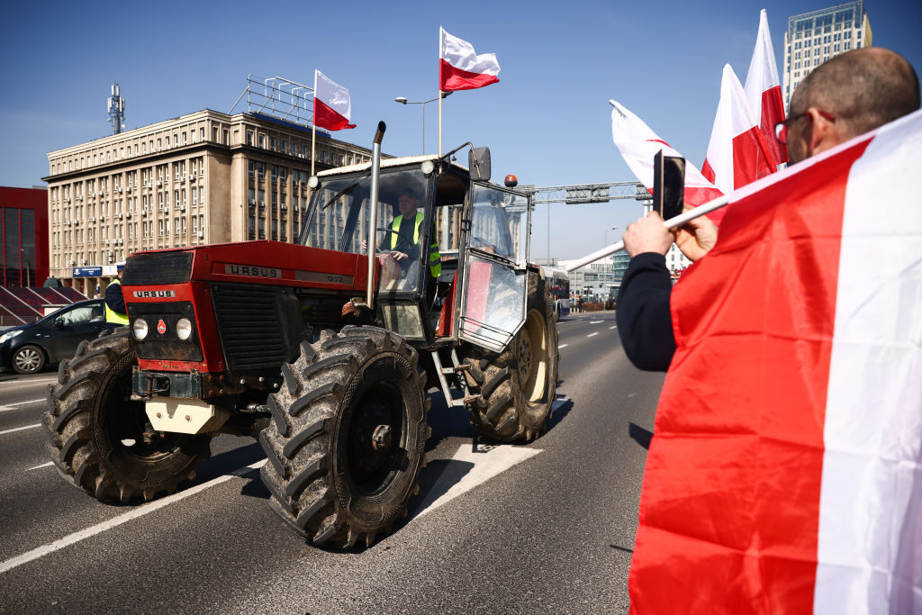 مزارعون بولنديون يغلقون نقطة التفتيش الثانية على الحدود مع أوكرانيا (فيديو)