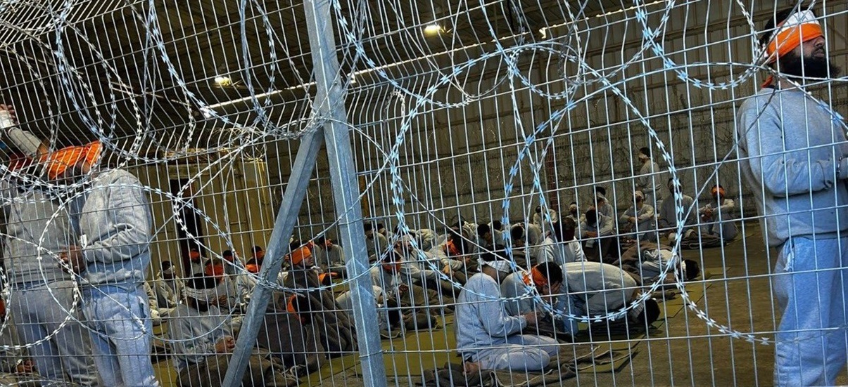 تقرير يكشف عن الانتهاكات التي تعرض لها الأسرى الفلسطينيون في معسكر 