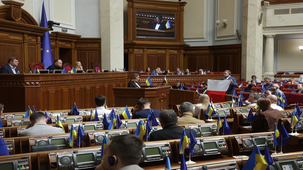 أوكرانيا تقارن انخفاض حجم المساعات الغربية عن العام الماضي