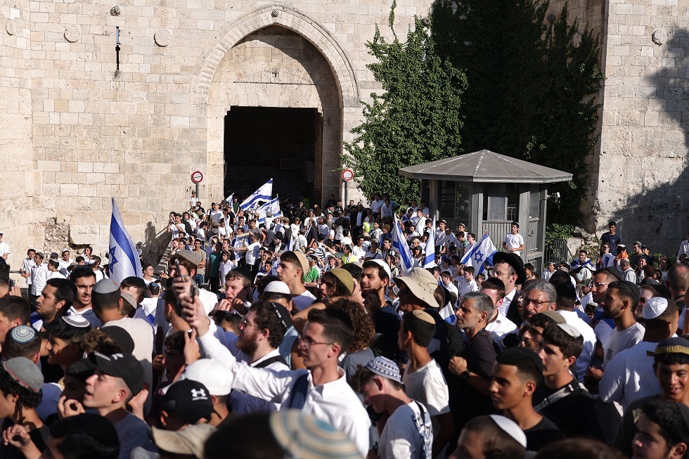متطرفون إسرائيليون يهتفون بعبارات مسيئة للنبي محمد في باحات المسجد الأقصى مع بدء مسيرة الأعلام