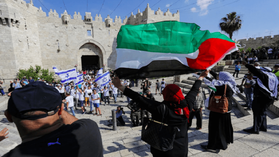 أبو ردينة: الحرب ومسيرة الأعلام في القدس تتجاوز كل الخطوط الحمراء وتدفع بالأمور نحو انفجار كبير