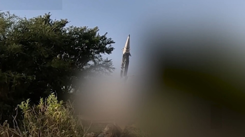 استهدفت به إسرئيل.. الحوثيون ينشرون مشاهد من إطلاق صاروخ 