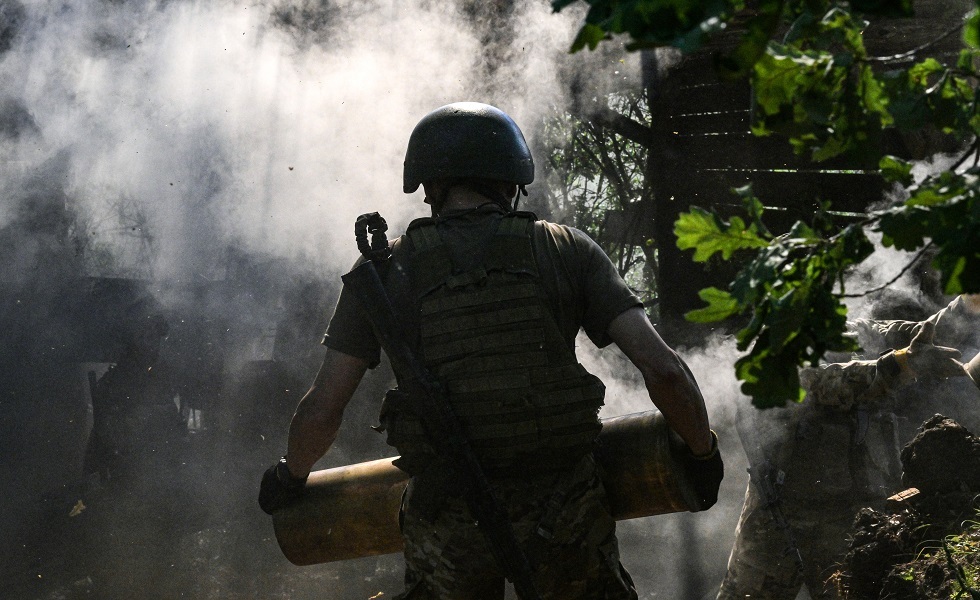 جندي روسي يطلق نيران المدفعية على مواقع القوات الأوكرانية في اتجاه سيفيرسكي.