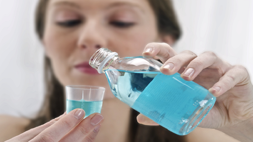 نوع محدد من غسول الفم قد يزيد خطر الإصابة بالسرطان