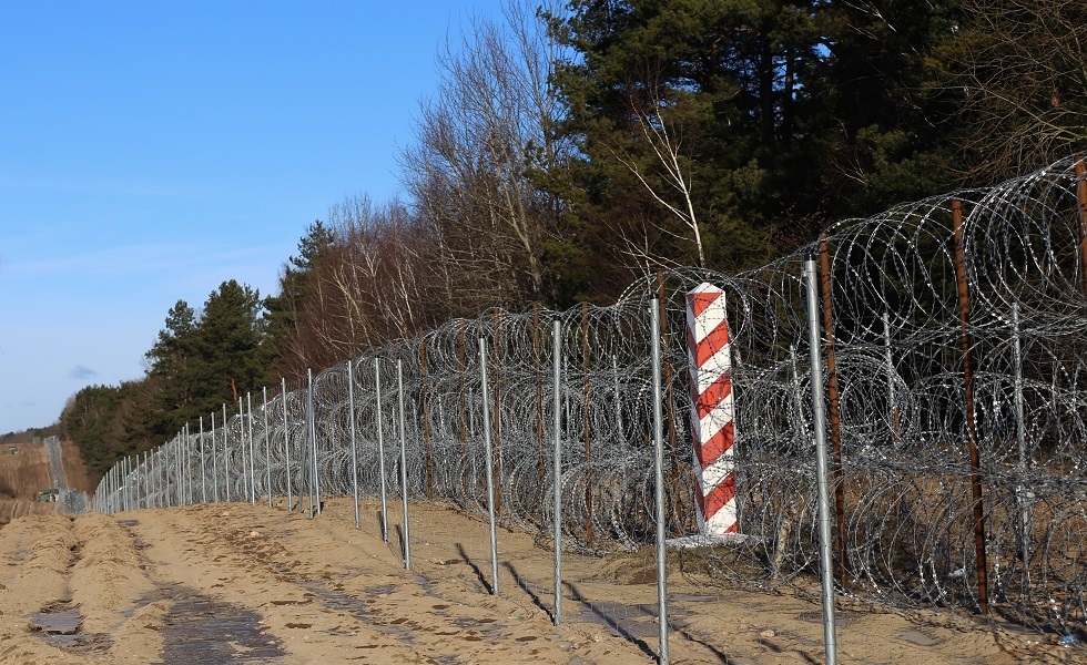 سياج أقامته بولندا على الحدود مع بيلاروس لوقف تدفق الهجرة غير الشرعية