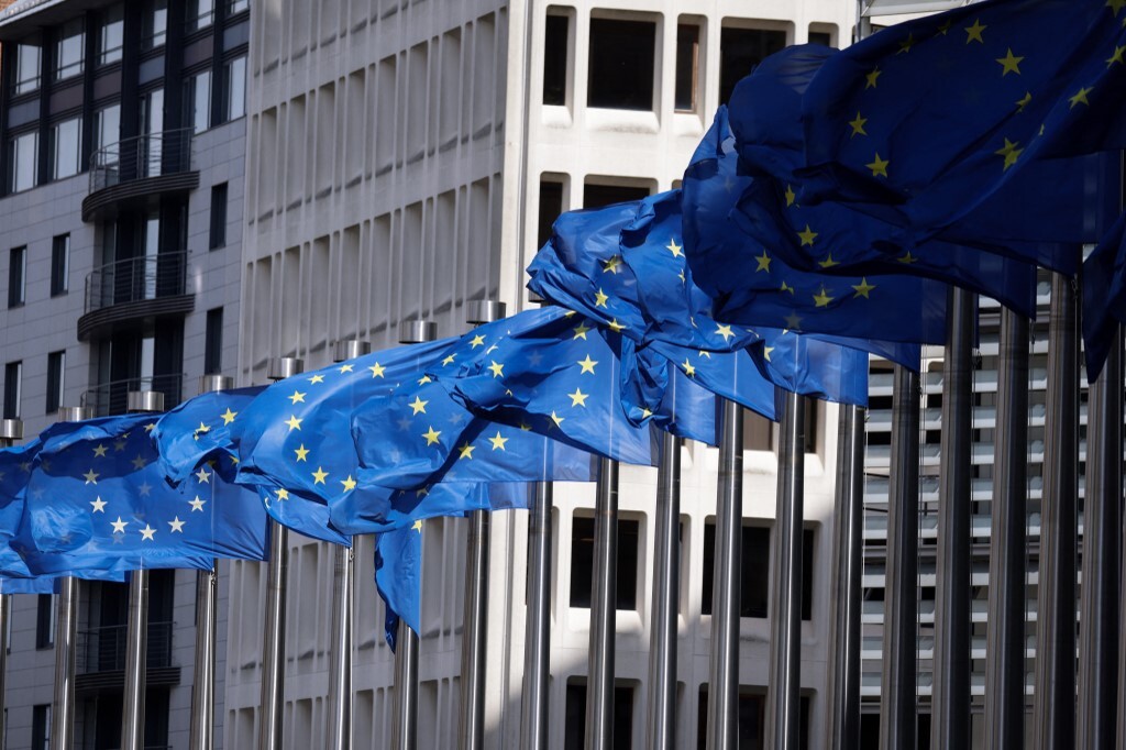 أعلام الاتحاد الأوروبي إلى جانب مقر المفوضية الأوروبية في بروكسل