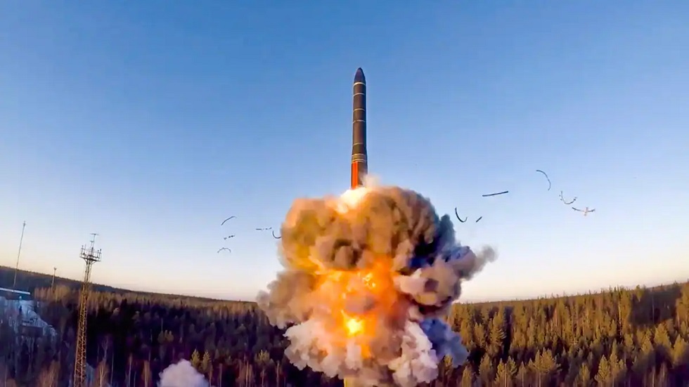 استخباراتي أمريكي سابق: الغرب سيكون أول من يستخدم الأسلحة النووية ضد روسيا