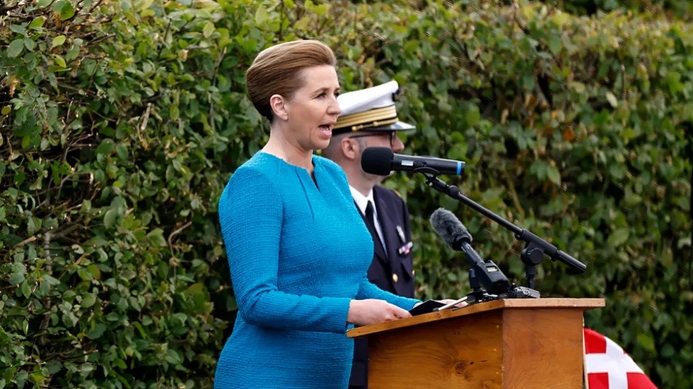 رئيسة وزراء الدنمارك ميتي فريدريكسن تتحدث خلال حفل أقيم في النصب التذكاري الدنماركي خارج سانت ماري دو مونت، نورماندي، الخميس 6 يونيو 2024