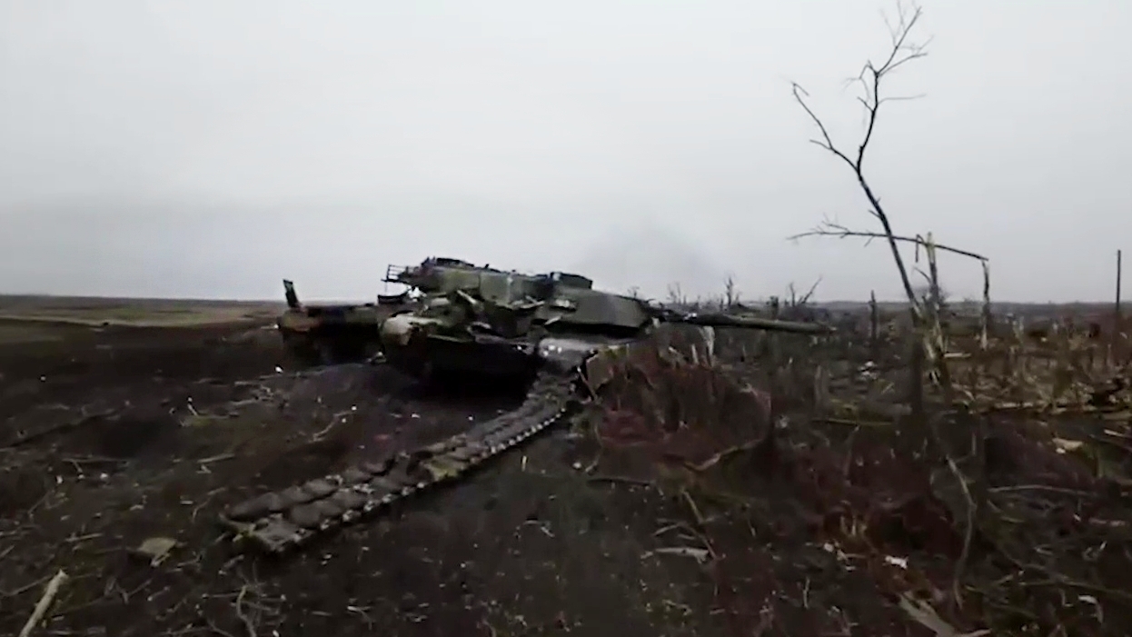 الدفاع الروسية تعرض لقطات لتدمير دبابة 