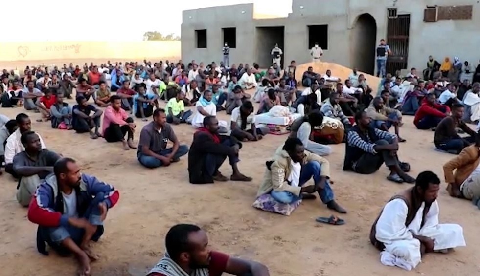 حبس 13 شخصا بتهمة تنظيم الهجرة غير النظامية والاتجار بالبشر في ليبيا