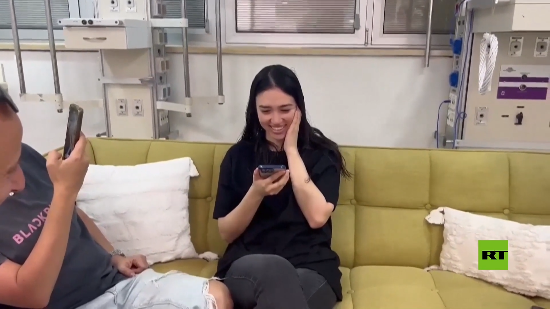 مشاهد أولى للأسيرة الإسرائيلية المفرج عنها