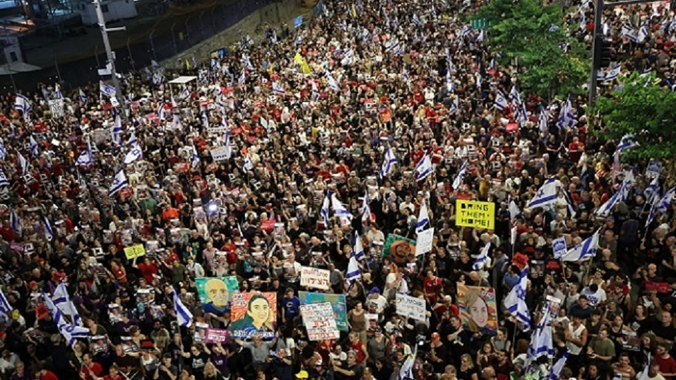 تظاهرات حاشدة في إسرائيل تطالب بصفقة تبادل ورحيل حكومة نتنياهو (فيديوهات)