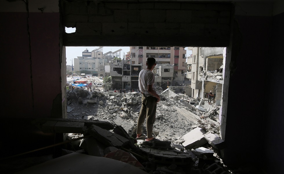 فلسطينيون يتفقدون الدمار الذي أعقب عمليات إسرائيلية في مخيم النصيرات - دير البلح 8 يونيو 2024