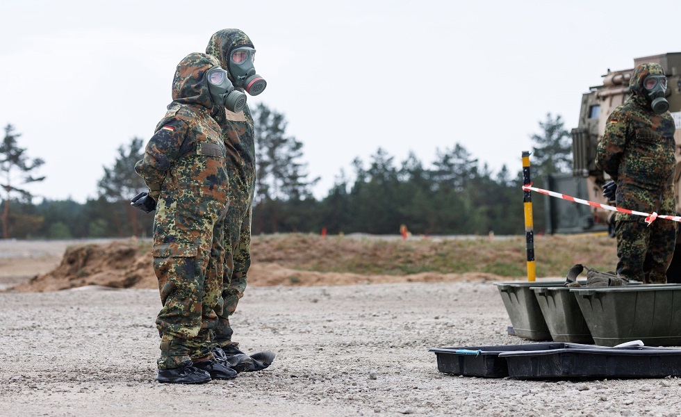 جنود ألمان يرتدون ملابس واقية ويتدربون على إزالة التلوث خلال مناورة الناتو الكبرى Steadfast Defender