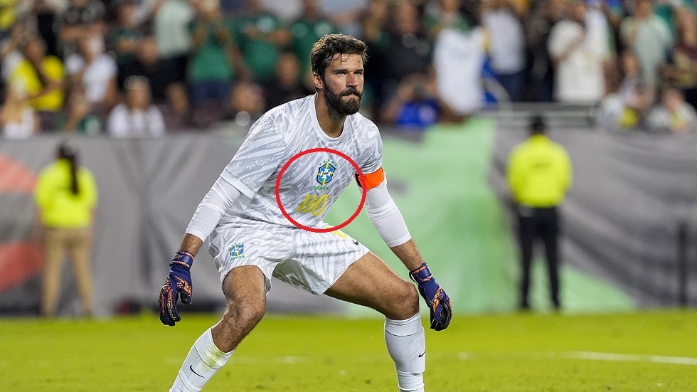 ما سر ارتداء حارس مرمى البرازيل الرقم (110) في مباراة المكسيك؟