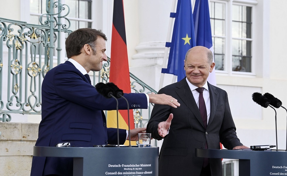 المستشار الألماني أولاف شولتس والرئيس الفرنسي إيمانويل ماكرون.