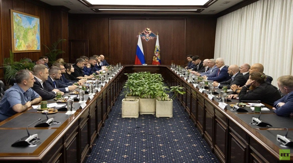 وزير الدفاع الروسي يجتمع بمراسلين حربيين يغطون الأحداث في منطقة العملية الخاصة