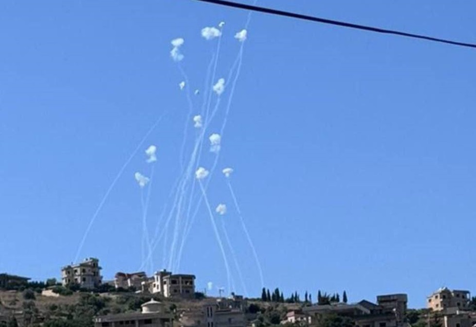 صفارات الإنذار لا تتوقف في جميع أنحاء شمال إسرائيل بعد تعرضها لأكثر من 100 صاروخ (فيديو)