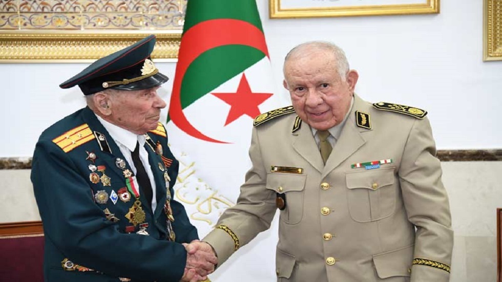 رئيس أركان الجيش الجزائري الفريق أول السعيد شنڨريحة رفقة العقيد السوفيتي المتقاعد أندري بافيلينكو