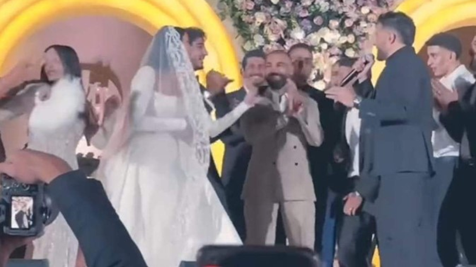 رقصة محمد صلاح تشعل حفل زفاف محمد هاني (فيديو)