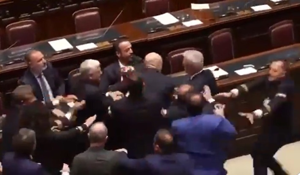 إيطاليا.. فوضى كبيرة وعراك داخل البرلمان (فيديو)