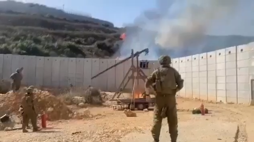 منجنيق وسهام.. الجيش الإسرائيلي يلجأ لأساليب حروب العصور الوسطى لإحراق أراض في جنوب لبنان (فيديو)
