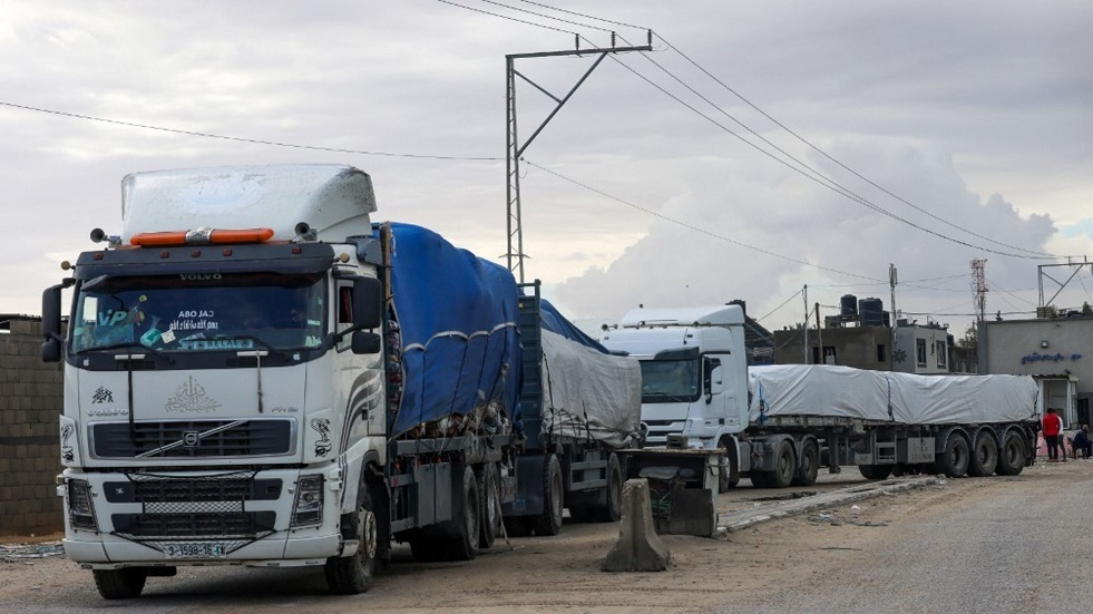 مستوطنون إسرائيليون يتربصون بشاحنات مساعدات قادمة من الأردن إلى غزة (صورة)