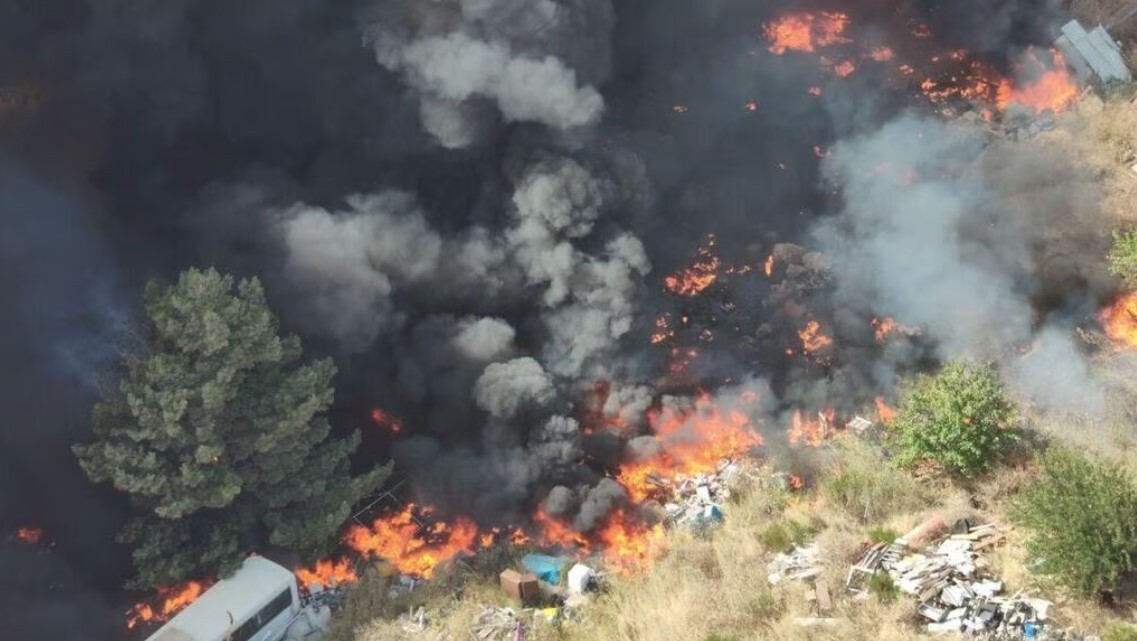 النيران تندلع في مستوطنة المطلة عقب إطلاق صواريخ من لبنان (صور + فيديو)