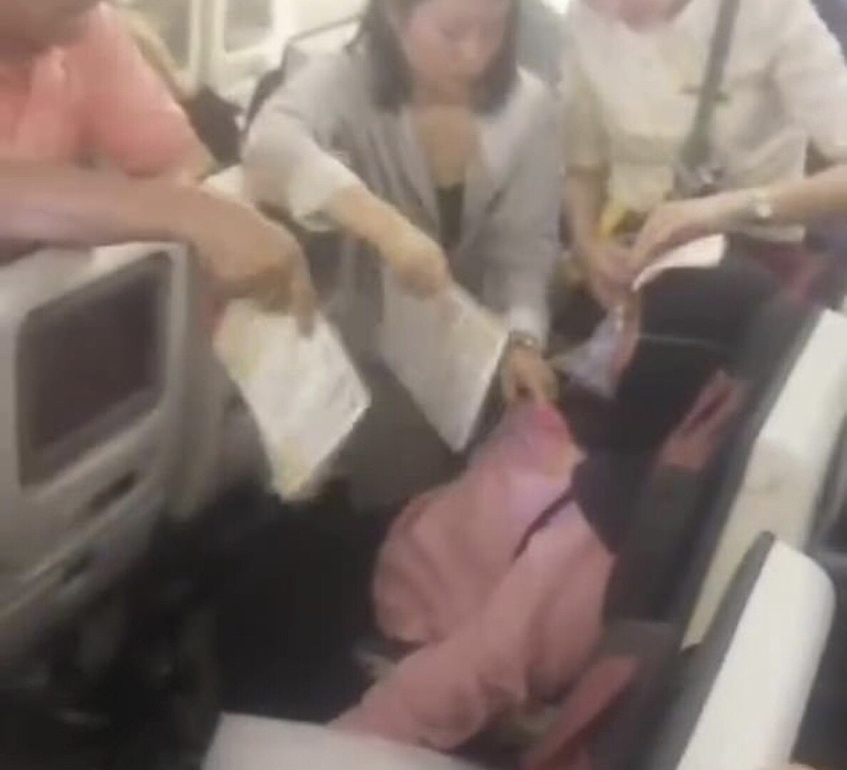 روايات لركاب طائرة قطرية علقت بمطار أثينا لساعات (فيديو+صور)