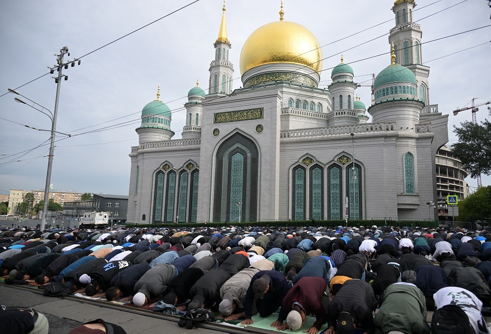 المسلمون يؤدون صلاة عيد الأضحى في مسجد موسكو الكبير (فيديو)