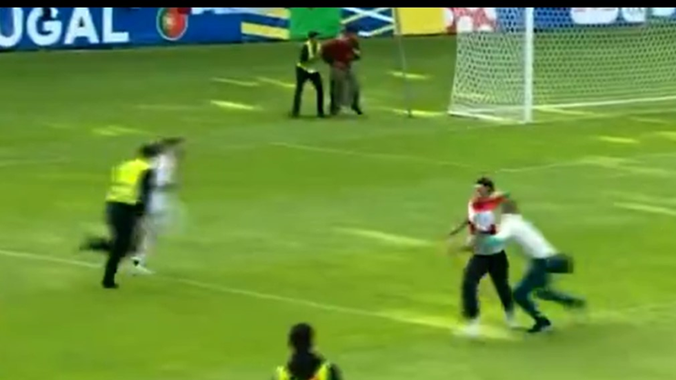 حارس مرمى البرتغال يتصدى لهجوم من أحد المشجعين على رونالدو في ألمانيا (فيديو)