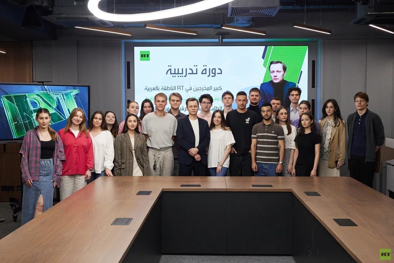 كبير مخرجي RT العربية يقدم دورة تدريبية لطلاب يدرسون اللغة العربية (صور)