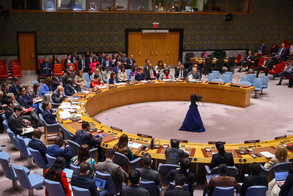 قرقاش يعلق على المشادة الكلامية بين مندوبي السودان والإمارات في مجلس الأمن الدولي