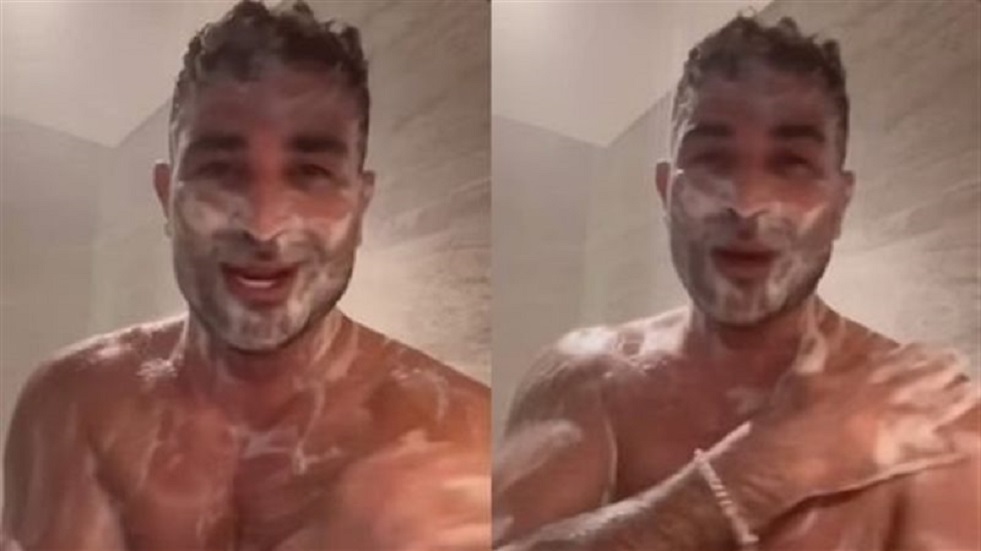 مطرب مصري مشهور يظهر عاريا في الحمام ويثير جدلا واسعا (فيديو)