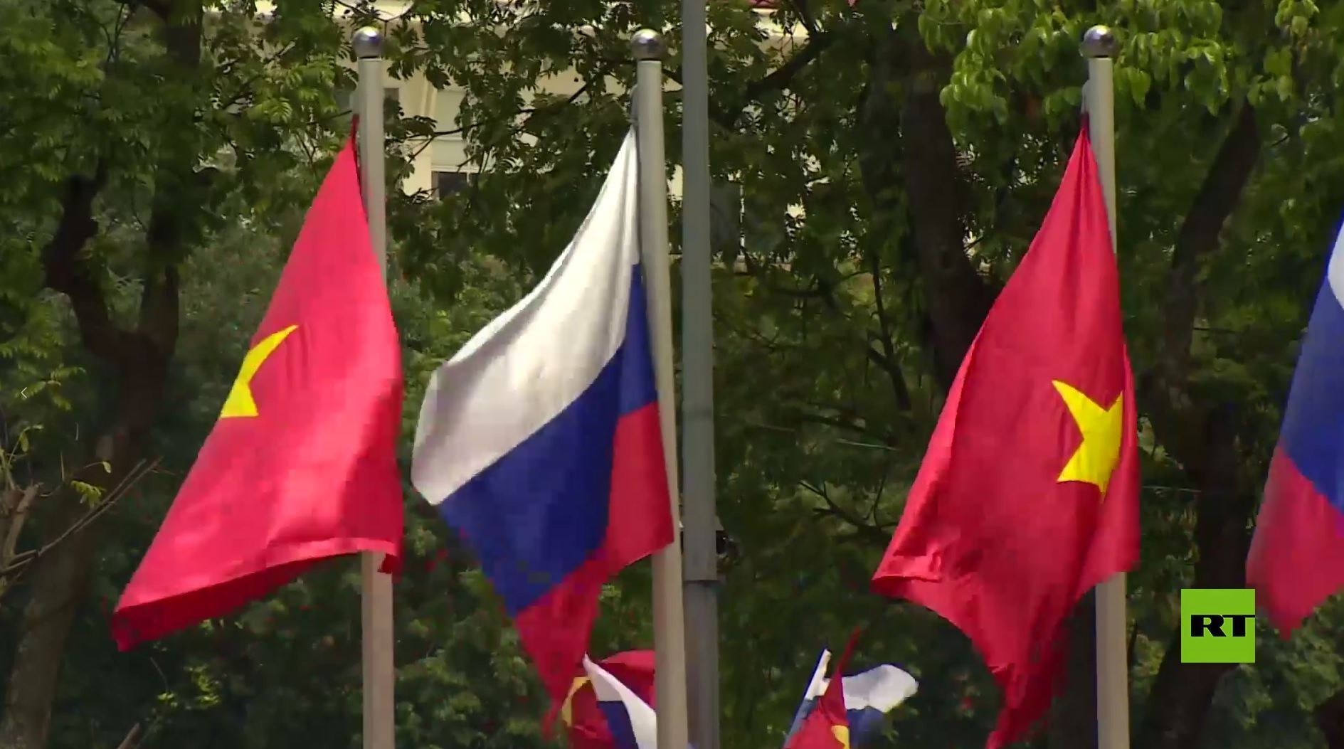 العاصمة الفيتنامية هانوي تتزين بأعلام روسيا