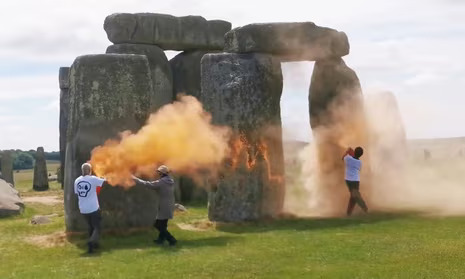 نشطاء يرشون صخور ستونهنج الأثرية بالطلاء في بريطانيا (فيديو)
