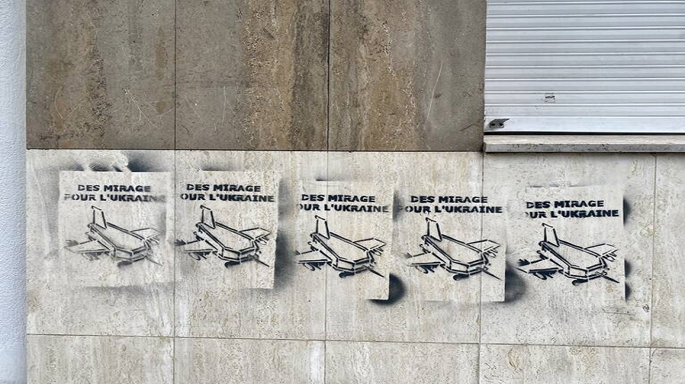 رسومات توابيت لمقاتلات ميراج الفرنسية تظهر في قلب باريس (صور)