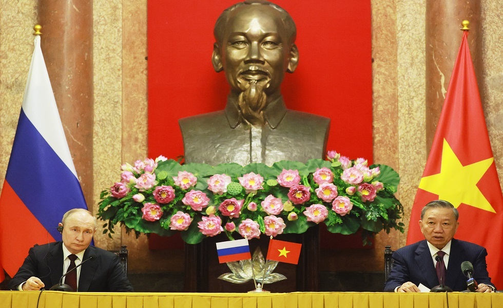 الرئيس الروسي فلاديمير بوتين ورئيس فيتنام تو لام في حفل تبادل الوثائق الموقعة - هانوي 20 يونيو 2024