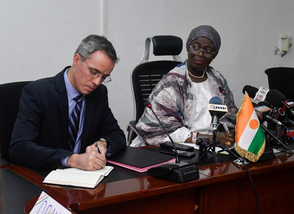وزيرة المناجم ومدير شركة أورانو الفرنسية يوقعان على اتفاق حو استخراج اليورانيوم في النيجر عام 2023