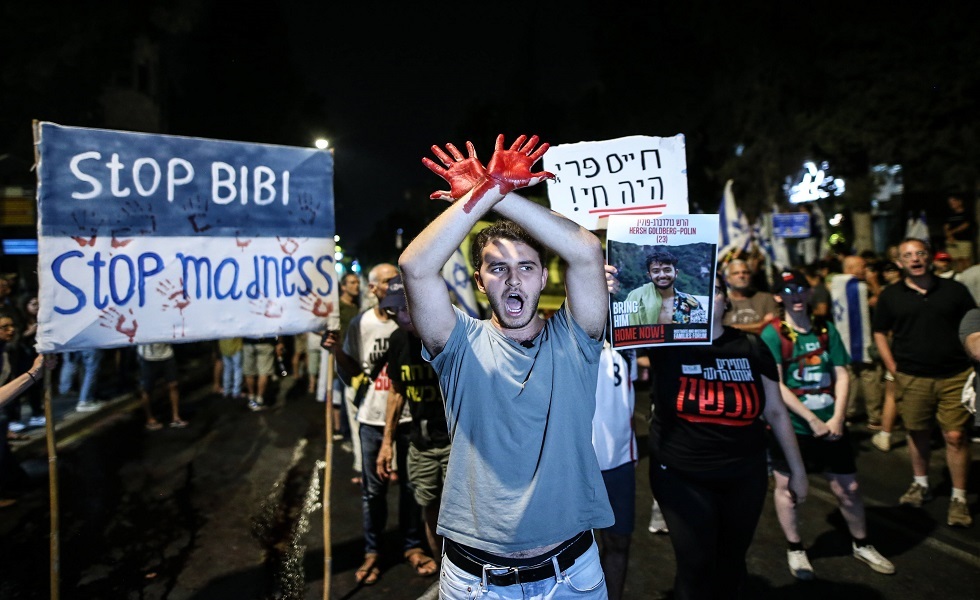 متظاهرون ضد الحكومة قرب من مقر إقامة نتنياهو ومطالبة بوقف المجزرة في غزة - القدس 20 يونيو 2024.