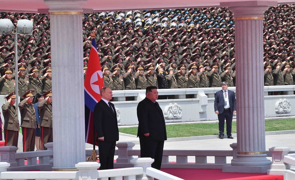 الرئيس بوتين وزعيم كوريا الشمالية كيم جونغ أون خلال مراسم الاستقبال الرسمية في ساحة "كيم إيل سونغ" - يونيو 2024.