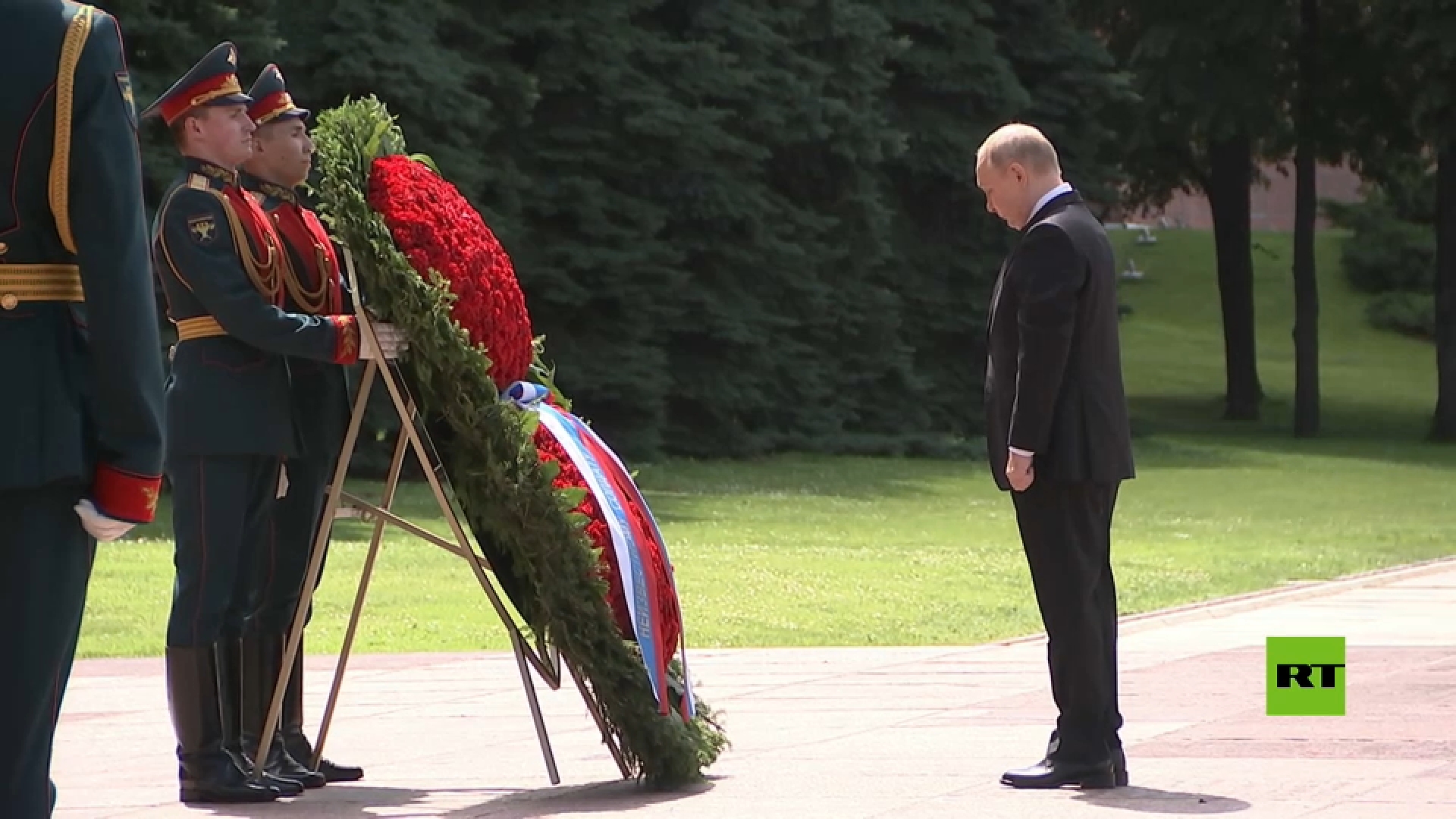 بوتين يضع إكليلا من الزهور عند ضريح الجندي المجهول في 