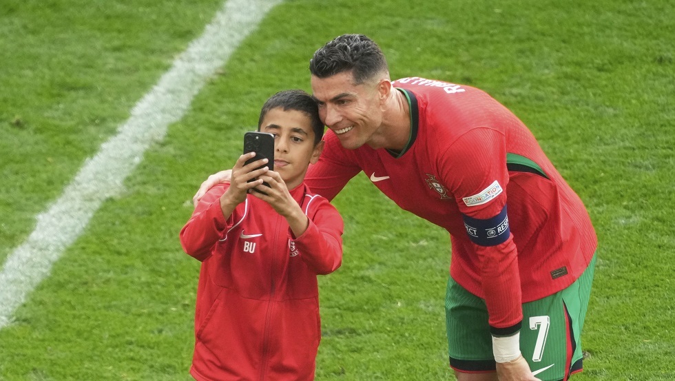 طفل يقتحم مباراة البرتغال وتركيا..  ورد فعل رائع من رونالدو (فيديو وصور)