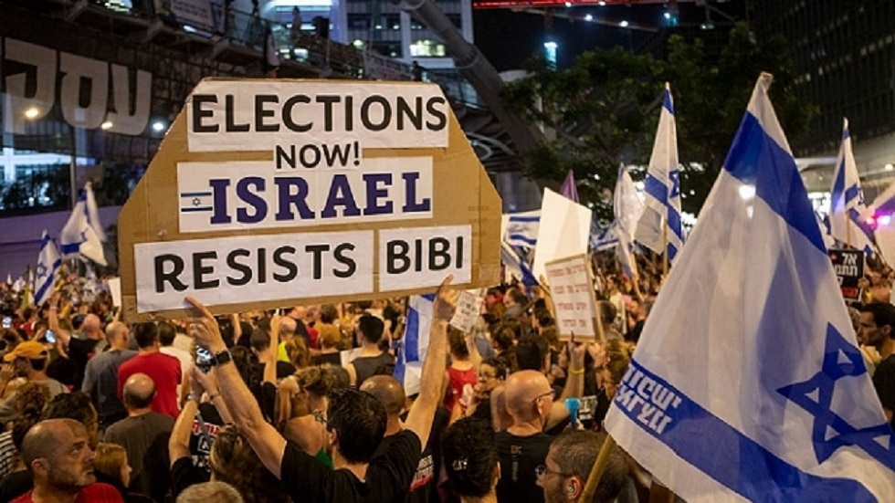 عائلات الأسرى الإسرائيليين تهاجم نتنياهو: يطيل أمد الحرب للبقاء في منصبه