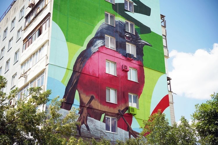 لوحات تشكيلية عملاقة على جدران الأبنية المرممة في ماريوبول (فيديو)