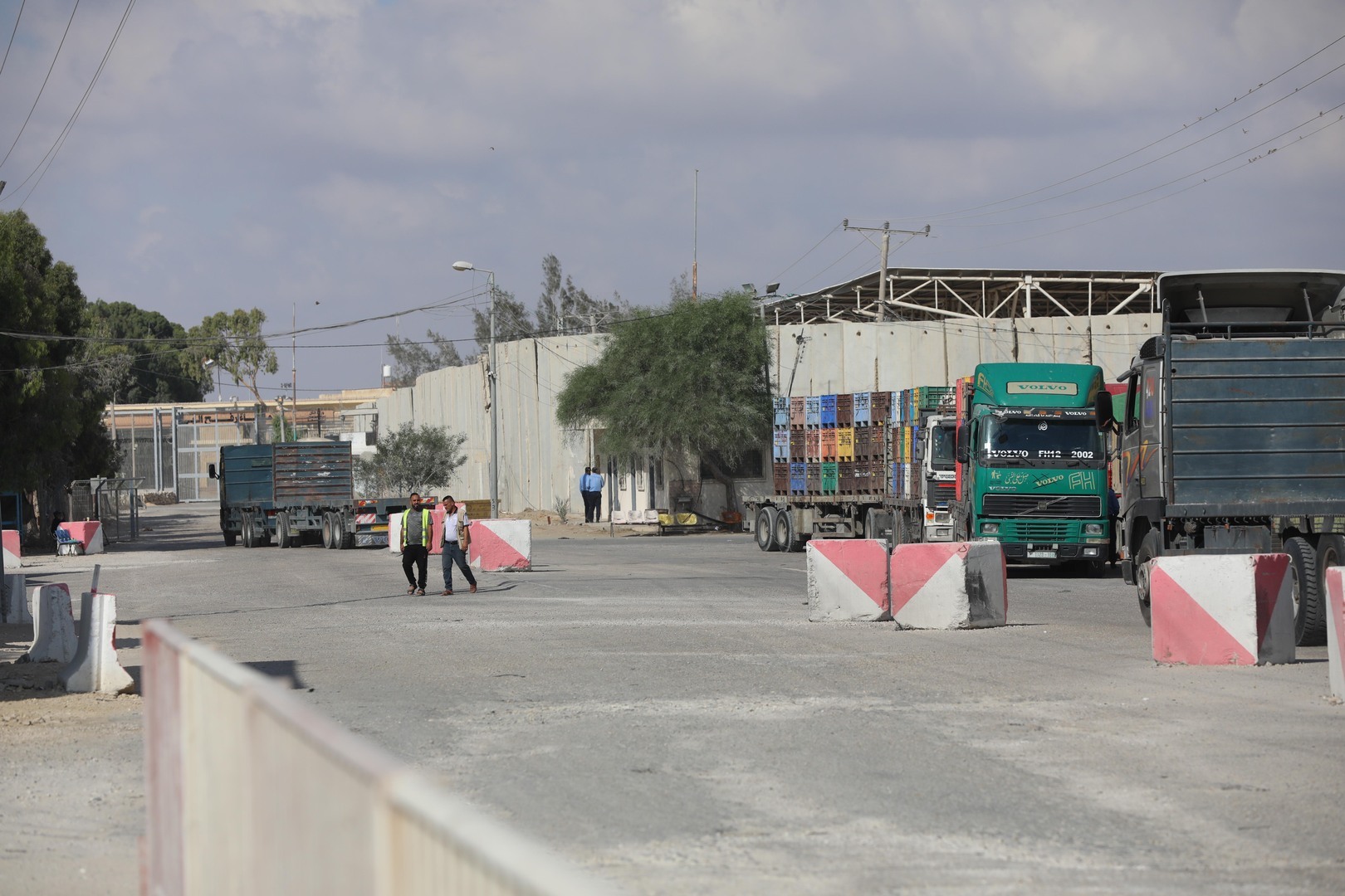 مصر تسمح بدخول المساعدات إلى غزة عبر معبر إسرائيلي