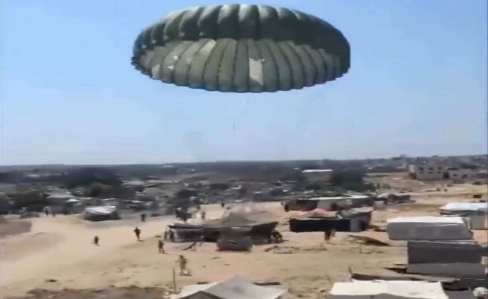 مشهد مروع لسقوط مساعدات إنسانية فوق خيمة للنازحين وتسويتها بالأرض جنوبي غزة (فيديو)