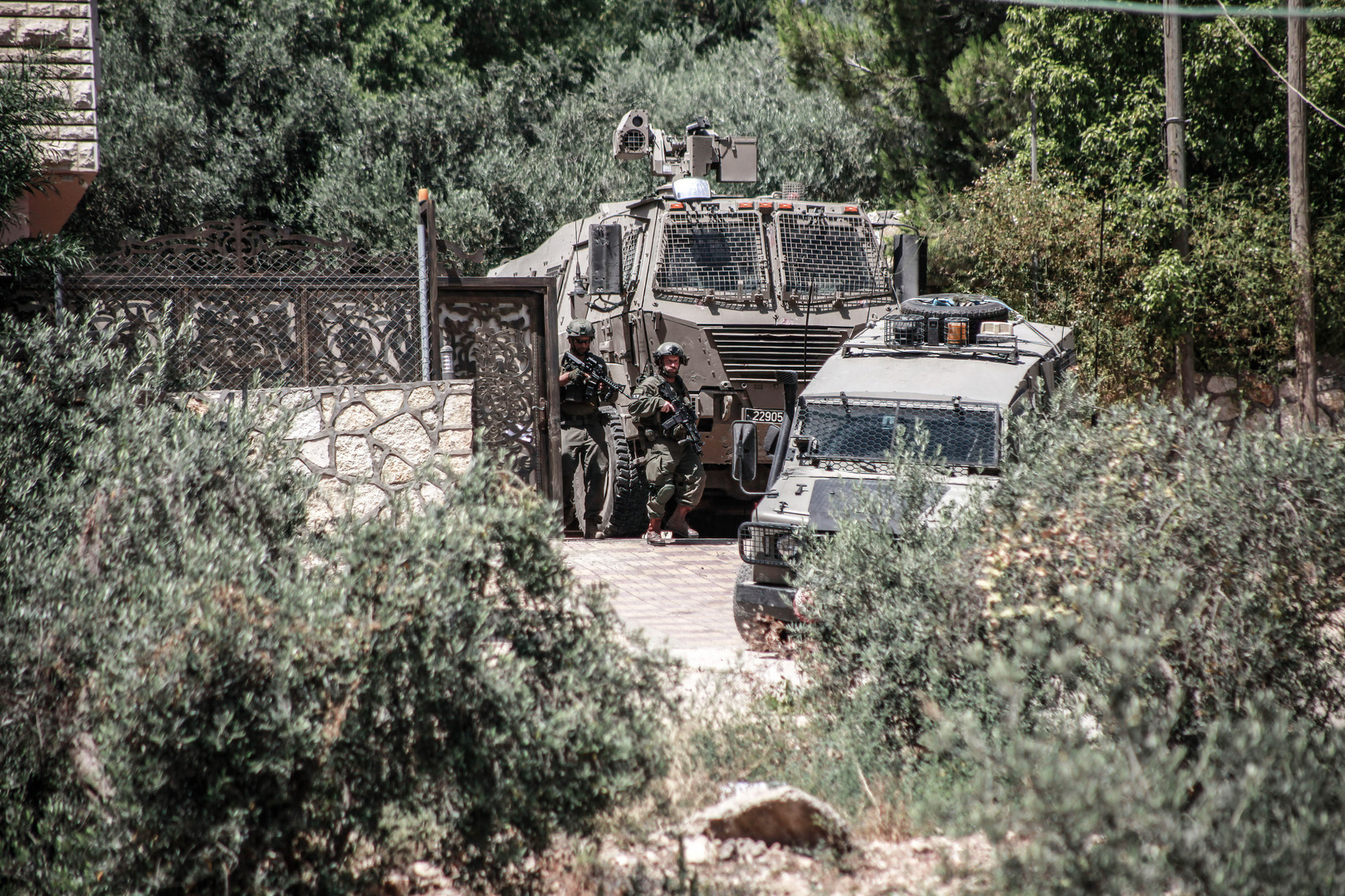 نادي الأسير الفلسطيني: الجيش الإسرائيلي شن حملة اعتقالات بالضفة طالت 20 فلسطينيا على الأقل (فيديو)