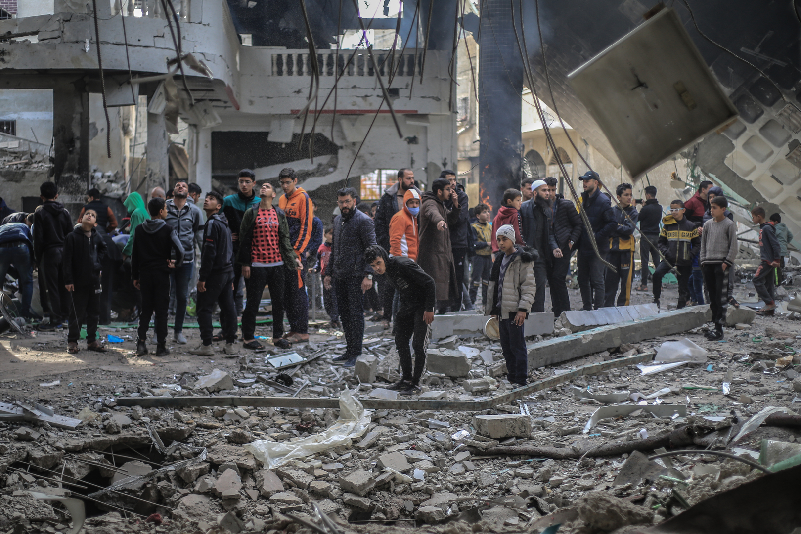 مراسلنا: 14 قتيلا بينهم شقيقة إسماعيل هنية جراء قصف إسرائيلي طال منزلا بمخيم الشاطئ غربي غزة